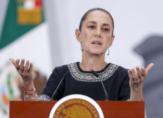 La presidenta de México, Claudia Sheinbaum, participa en una rueda de prensa en el Palacio Nacional en Ciudad de México (México). EFE