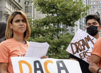 Retrasos dejan a DREAMers en NY sin trabajo y con miedo a deportación