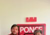 De Ossining al fútbol profesional Jason Chunchi durante la firma de su contrato sostiene su camiseta de Ponce FC. Foto: contribuida