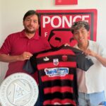 De Ossining al fútbol profesional Jason Chunchi durante la firma de su contrato sostiene su camiseta de Ponce FC. Foto: contribuida