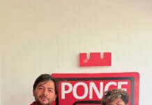 De Ossining al fútbol profesional Jason Chunchi durante la firma de su contrato sostiene su camiseta de Ponce FC. Foto: contribuida