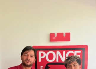 De Ossining al fútbol profesional Jason Chunchi durante la firma de su contrato sostiene su camiseta de Ponce FC. Foto: contribuida