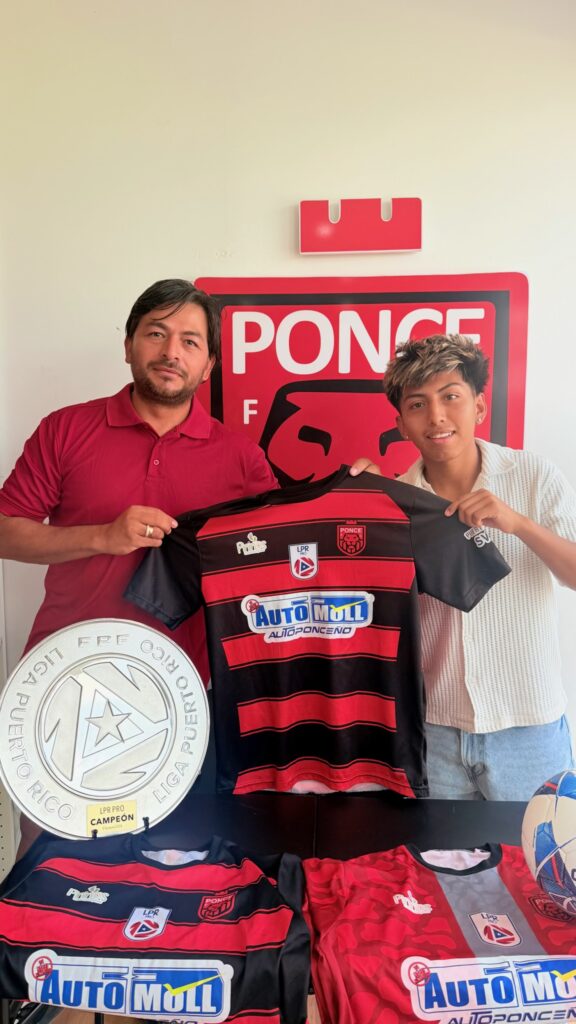 Jason Chunchi durante la firma de su contrato sostiene su camiseta de Ponce FC. Foto: contribuida