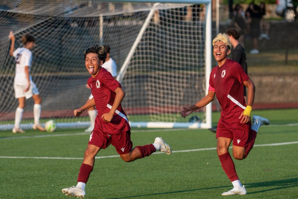 Chunchi (al frente) representando a Ossining High School en 2024. Foto: contribuida