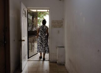 Caso La Jornada: pagaron por ayuda migratoria y hoy cuestionan el manejo de sus casos Migrantes en Queens buscan ayuda legal